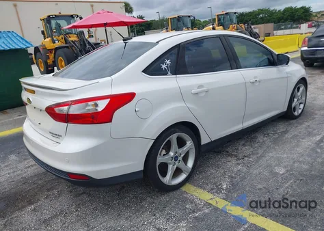 2013 Ford Focus Titanium z USA, uszkodzony, nr VIN 1FADP3J20DL123757